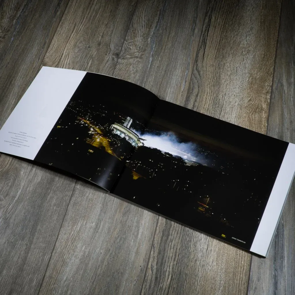 Boken uppslagen med min bild på Råsunda Stadion
