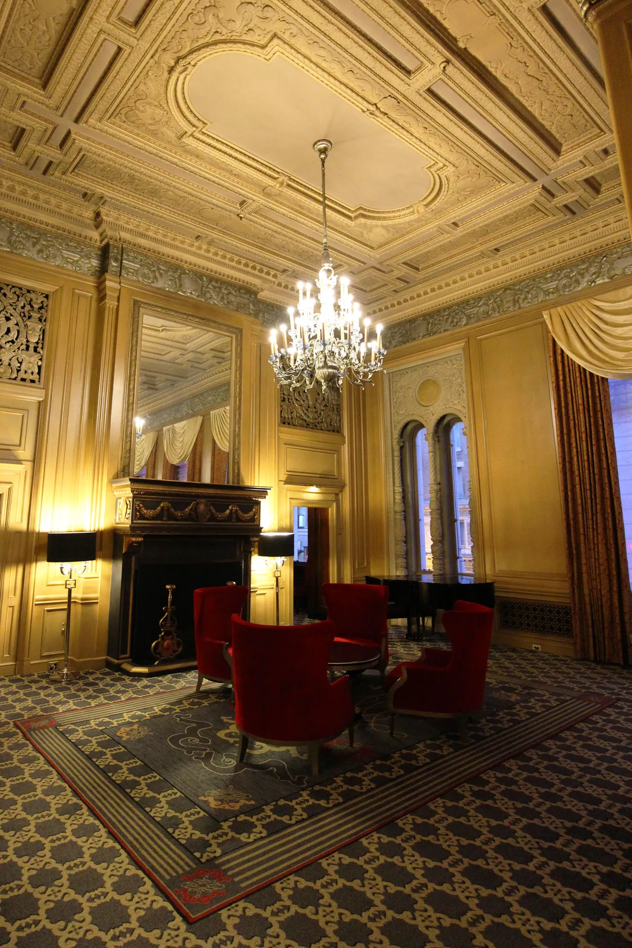 Interiörbild inne på Sir Francis Drake Hotel