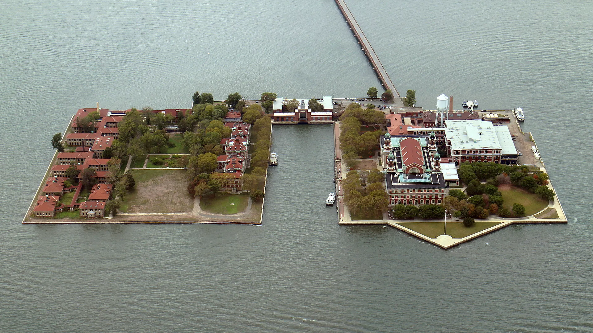 Ellis Island sedd från helikopter