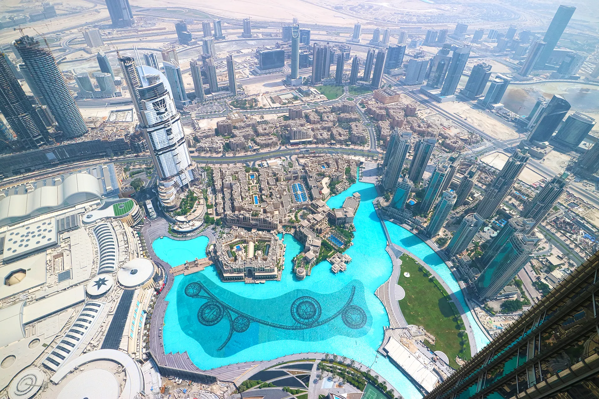 Vy över Mall of Dubai och Dubai Fountain