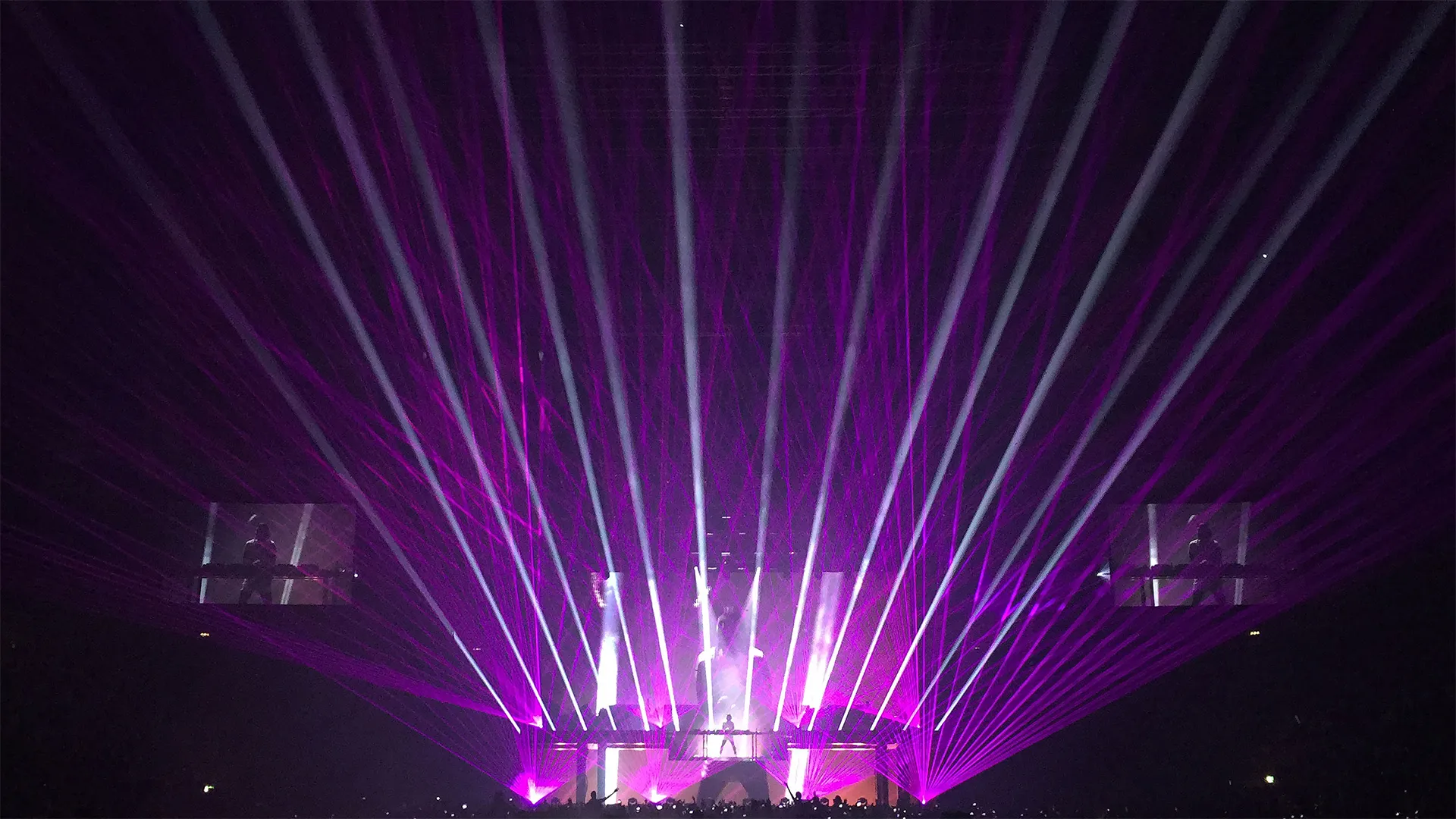 Alesso uppträder i Globen