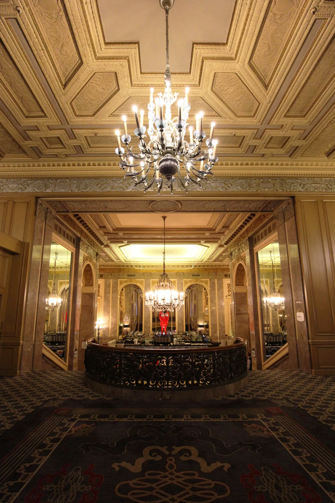 Interiörbild inne på Sir Francis Drake Hotel