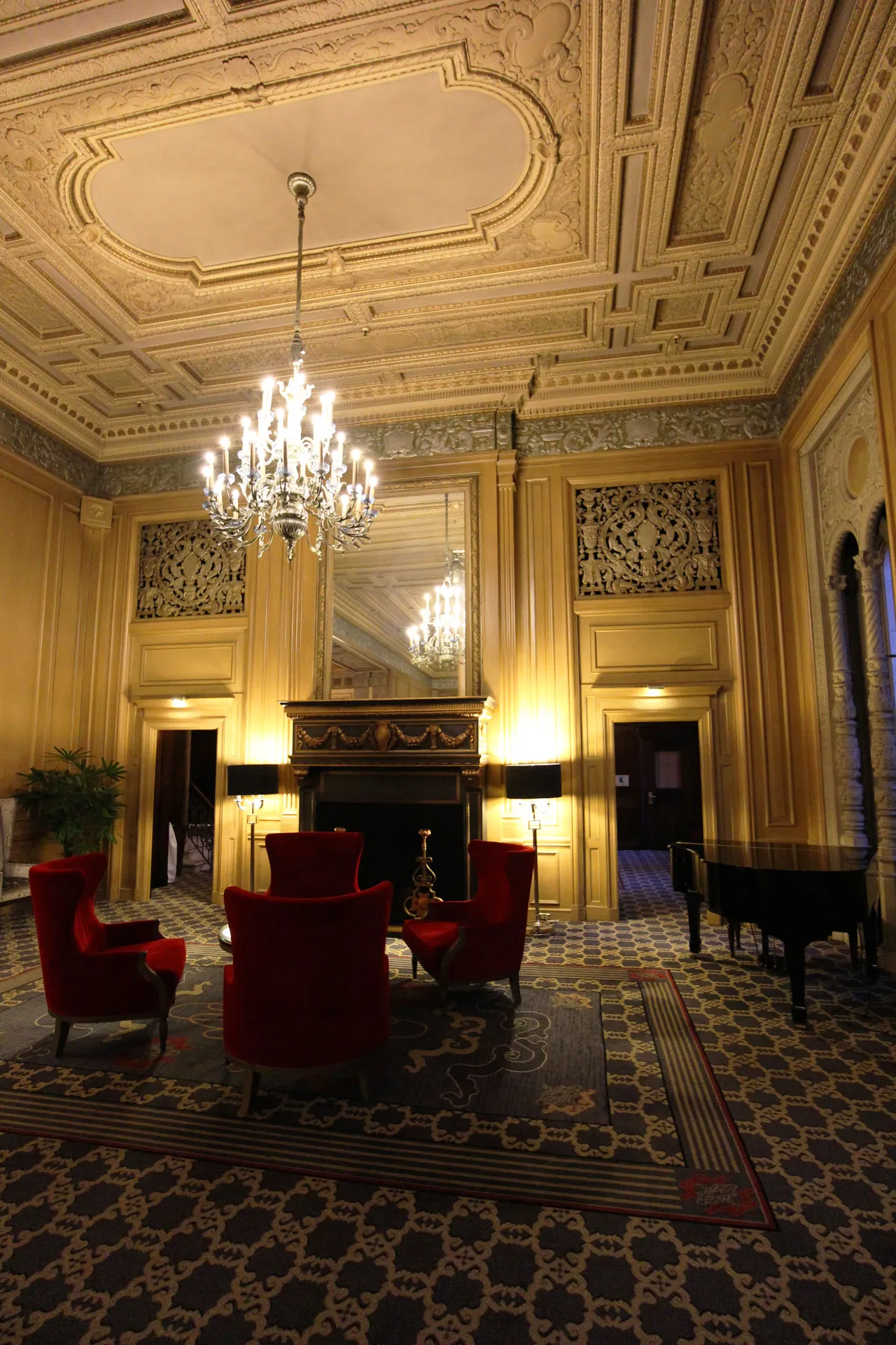 Interiörbild inne på Sir Francis Drake Hotel
