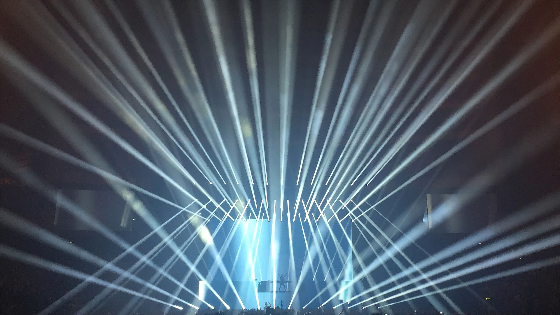 Alesso uppträder i Globen