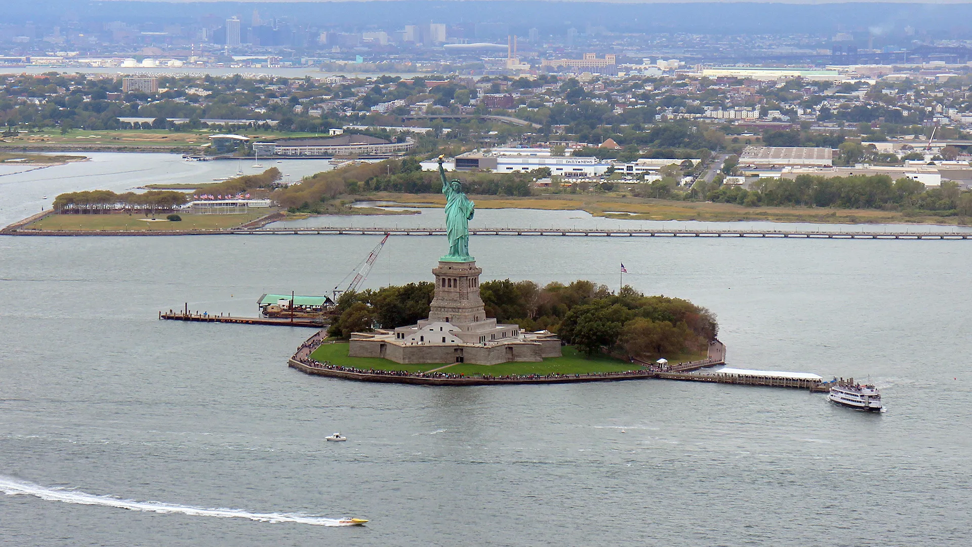 Statue of Liberty på Liberty Island sedd från helikopter
